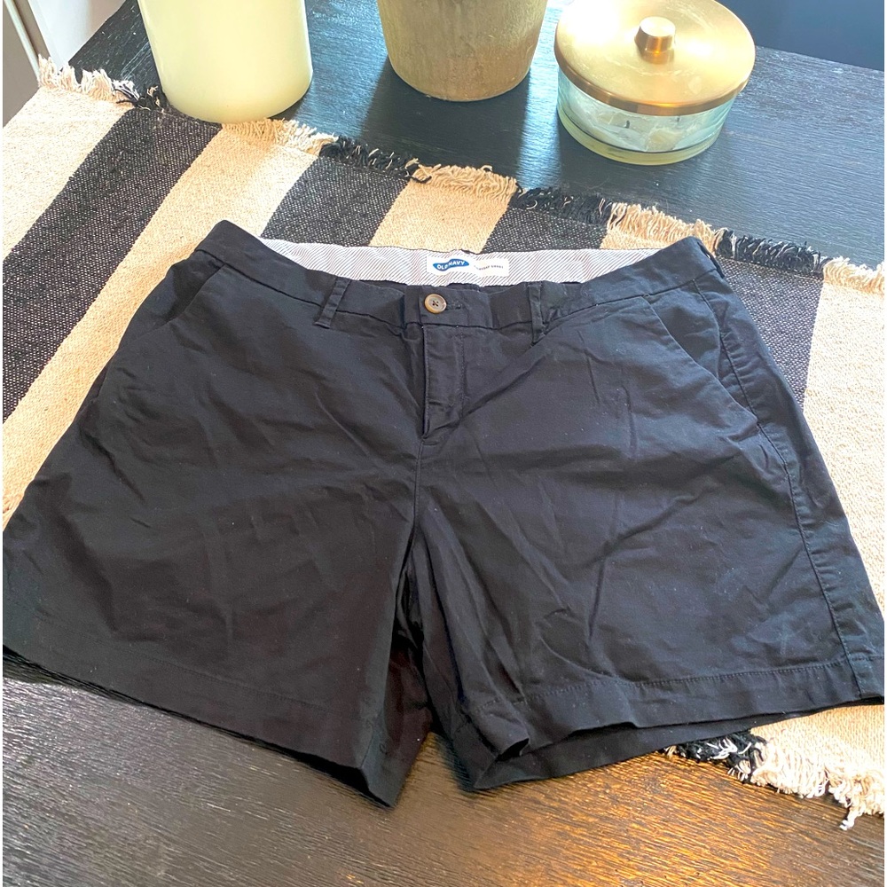 Old Navy Black Everyday Short Womens size 14 Like new